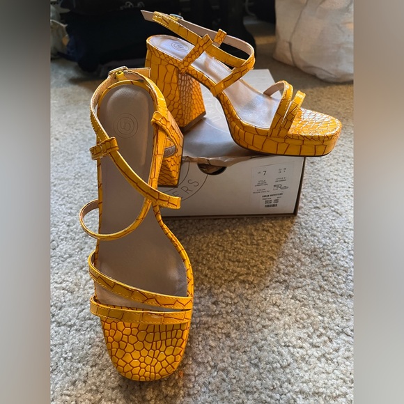NEW Urban outfitters Olive Strappy Heels Sandals Sz 7 Croc yellow Block Summer - Picture 4 of 9